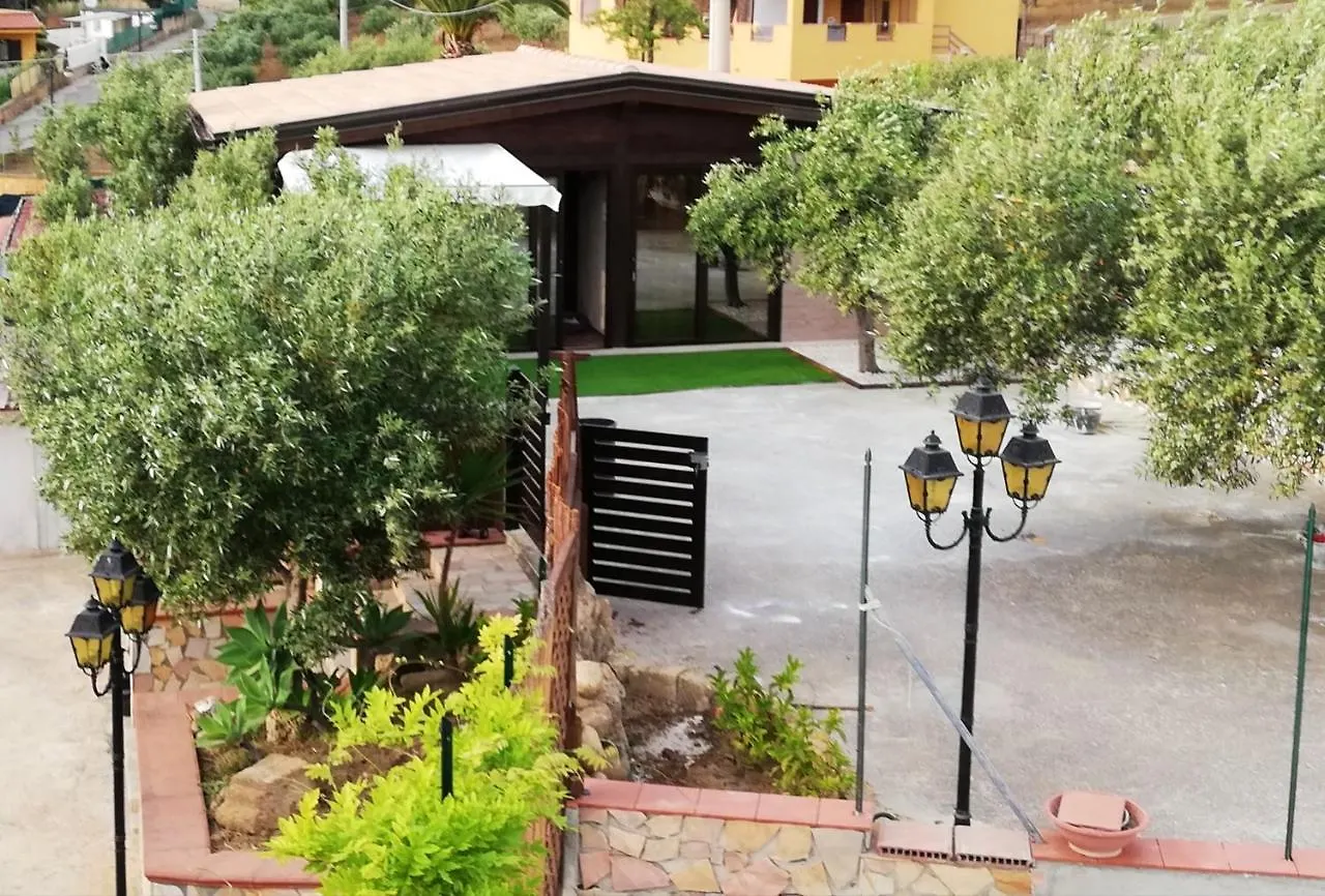 Dom wakacyjny 2 Bedrooms House At San Leone 400 M Away From The Beach With Furnished Terrace And Wifi Agrigento